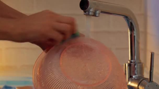 Erkek Elleri Bulaşık Fırçalarken Peçete Sabun Ile Mutfakta — Stok video