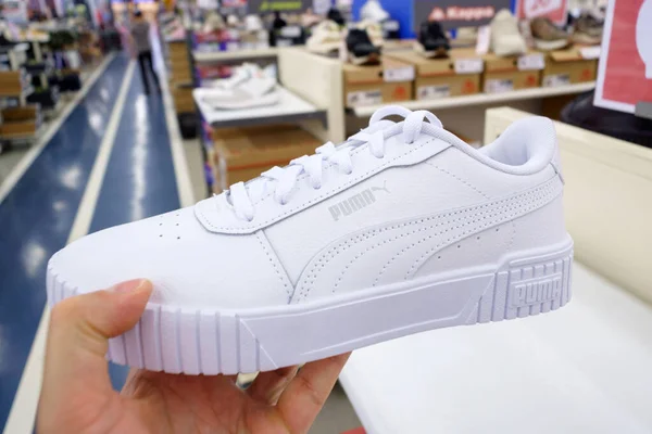 Tyumen Russia July 2023 Λευκό Λογότυπο Παπουτσιών Puma Sneakers Αθλητικά — Φωτογραφία Αρχείου