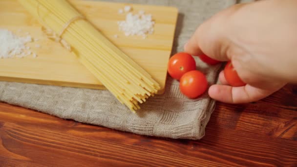 スパゲッティパスタ 調理されていないイタリアンパスタゴールデンローテーションバックドロップ 健康的な食事コンセプト — ストック動画