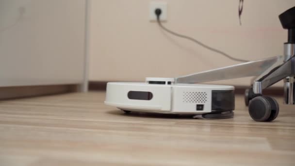 机器人吸尘器对公寓进行自动清洗 聪明的家相机运动 — 图库视频影像
