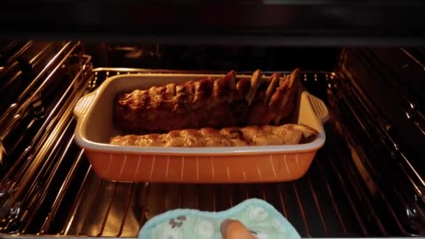 Domuz Kaburgalarını Fırından Çıkarıyor Yapımı Yemekler Pişiriyor Seçici Odaklanma Pov — Stok video