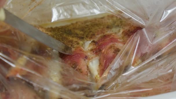 オーブンで調理された豚の肋骨の準備を確認します 自家製の食べ物 選択的なフォーカス — ストック動画