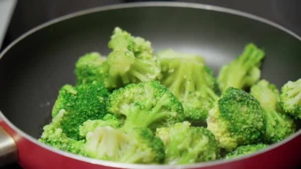 Kızartma Tavasında Brokoli Pişirmek Yapımı Sağlıklı Sebze Yemeği — Stok video