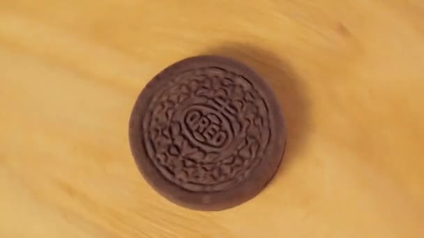Tyumen Rusya Temmuz 2023 Oreo Bisküvileri Çikolatalı Kurabiyeler Seçici Odaklanma — Stok video