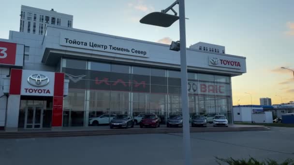俄罗斯蒂门 2023年7月22日 丰田沙龙或商店 Toyota 是全球混合动力电动汽车销量领先的汽车制造商 — 图库视频影像