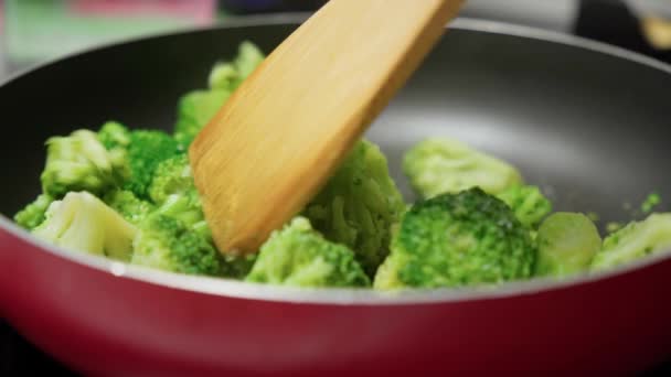 家里煮绿色的花椰菜 西兰花蔬菜富含维生素 饮食和健康蔬菜 — 图库视频影像