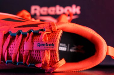 Tyumen, Rusya-Ağustos 03, 2023: Kırmızı spor ayakkabılar Reebok nanoflex TR V2 logosu. Seçici odak