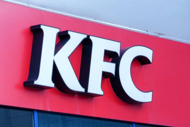 Tyumen, Rusya-Ağustos 09, 2023: KFC logosunu kapatın. KFC bir Amerikan fast food restoran zinciri..