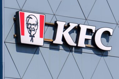 Tyumen, Rusya-Ağustos 09, 2023 Kentucky Fried Chicken Restoran İşareti, bir fast food restoran zinciri..