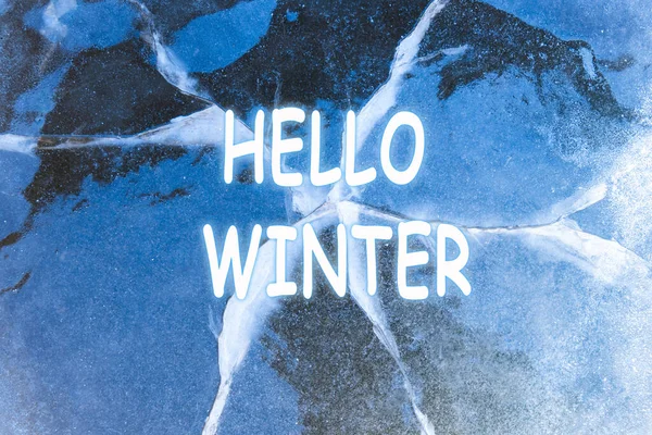 冬の背景について こんにちは冬のレタリング碑文 氷を割って テクスチャー 抽象的な冬の自然の背景 — ストック写真