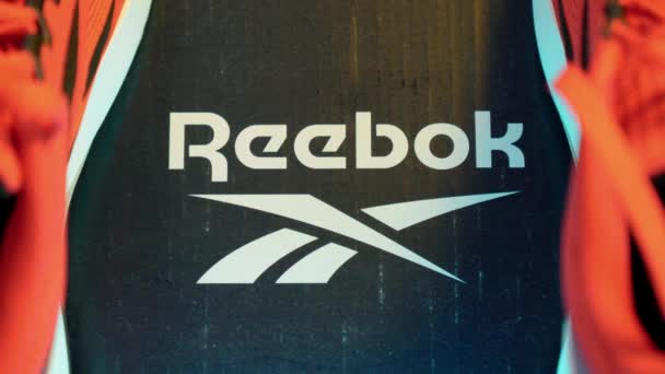 Tyumen Rusya Ağustos 2023 Kırmızı Reebok Logo Modeli Nanoflex Ayakkabılar — Stok video