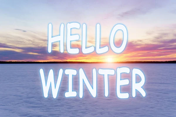 こんにちは冬のレタリング碑文 冬の自然と風景 日没の空と凍った氷の湖 地平線の森 — ストック写真