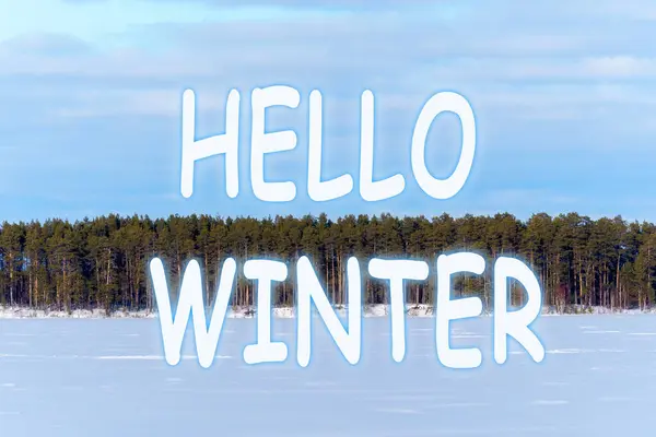 凍った湖 森の冬の風景 青い空に雲を飛んでいる こんにちは冬のレタリング碑文 — ストック写真