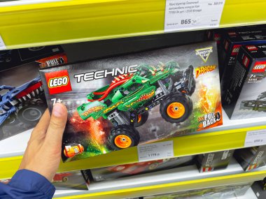Tyumen, Rusya-14 Ağustos 2023 Lego Mağazası 'nda satılık Lego inşaat malzemeleri. Lego, Lego Grubu tarafından üretilen popüler bir inşaat oyuncağı serisidir..