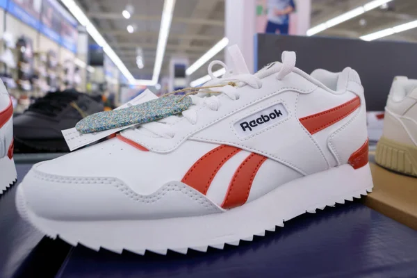 Tyumen Rusya Temmuz 2023 Reebok Spor Ayakkabıları Bir Spor Mağazasından — Stok fotoğraf