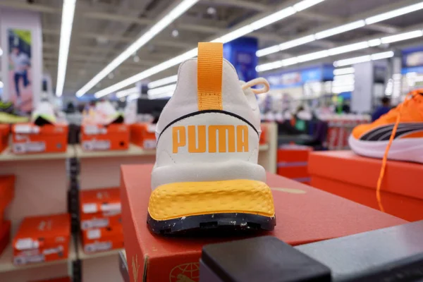 Tyumen Russia July 2023 Λογότυπο Παπουτσιών Puma Sneakers Εκπαιδευτές Που — Φωτογραφία Αρχείου