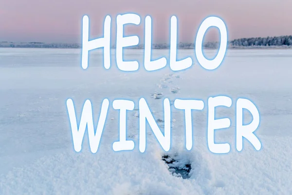 冬の季節 凍った湖の足跡 こんにちは冬のレタリング碑文 — ストック写真