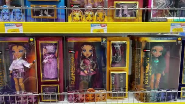 俄罗斯蒂门 2023年8月14日 Shadow和Rainbow High玩具娃娃在零售店内销售 有选择的重点 — 图库视频影像