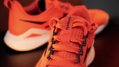 Tyumen, Rusya-Ağustos 03, 2023: Kırmızı Reebok ayakkabıları, logoyu gösteren spor ayakkabıları. Spor ve günlük ayakkabı konsepti