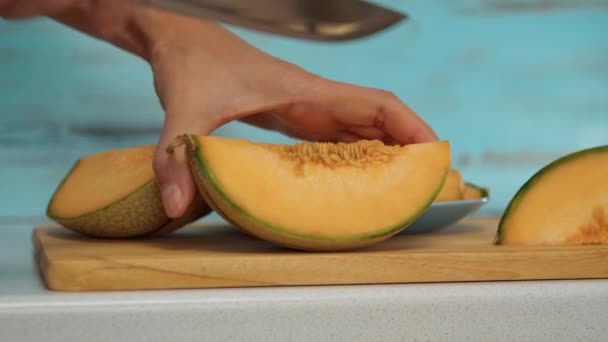 Cięcie Melona Bliska Gotowanie Żywności Kuchni Lecie — Wideo stockowe