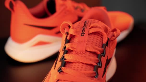 Tyumen Rusya Ağustos 2023 Kırmızı Reebok Ayakkabıları Logoyu Gösteren Spor — Stok video