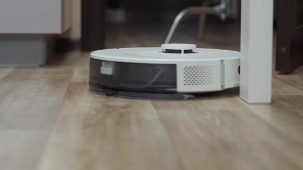 Vakum Cleaner Robot Putih Membersihkan Apartemen Secara Otomatis Fokus Selektif — Stok Video