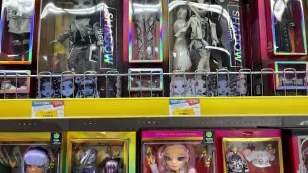 俄罗斯蒂门 2023年8月14日 Shadow和Rainbow High娃娃在零售店内销售 — 图库视频影像