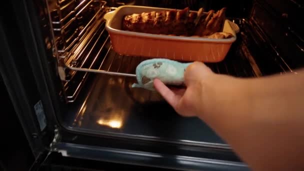 ベーキングトレイを取る男 オーブンはベーキングでスパーリブを焼いた 選択的な焦点 エイプリル ビデオ — ストック動画
