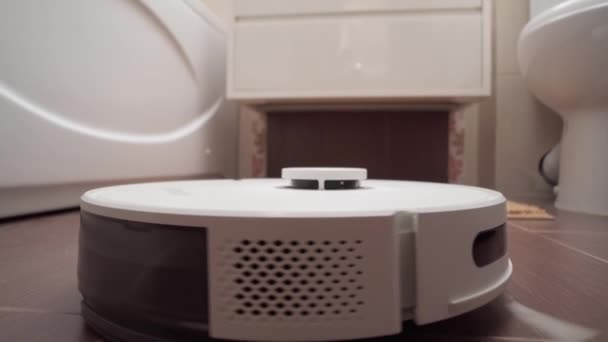 现代白色机器人吸尘器 深色瓷砖打扫浴室 有选择的重点 — 图库视频影像