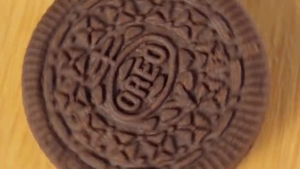 Tyumen Rusya Temmuz 2023 Oreo Bisküvileri Çikolatalı Kurabiyeler Seçici Odaklanma — Stok video