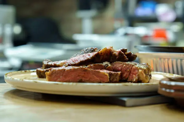 おいしいビーフステーキ 木製のキッチンボードで調理した肉 フィールドの深さ — ストック写真