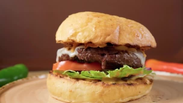 Burger Hovězím Koláčem Sýrovým Salátem Rajčaty Selektivní Zaměření — Stock video