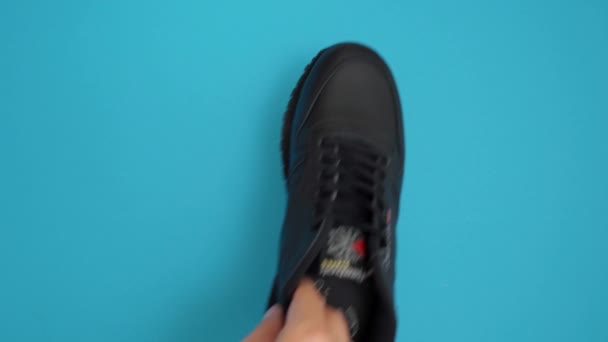 Tyumen Rusland Augustus 2023 Zwarte Adidas Sneakers Multinationaal Bedrijf Selectieve — Stockvideo