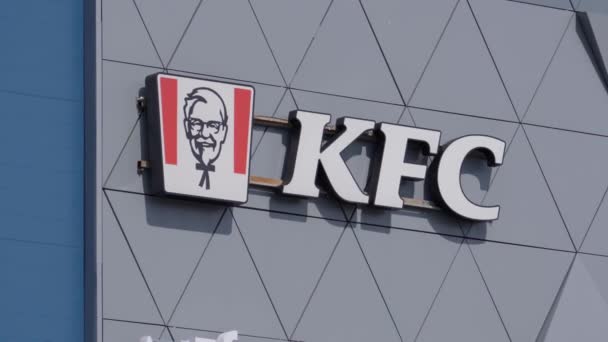 Tjumen Russland August 2023 Kentucky Fried Chicken Restaurant Logo Aus — Stockvideo