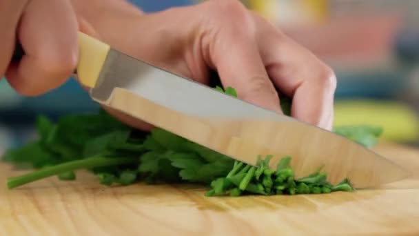 Groene Peterselie Hakken Dille Voor Gezonde Vegetarische Salade — Stockvideo