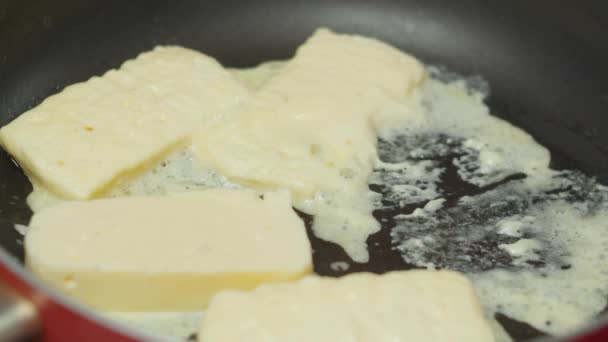 烤乳酪在一个黑色的平底锅里 东地中海的传统奶酪 — 图库视频影像