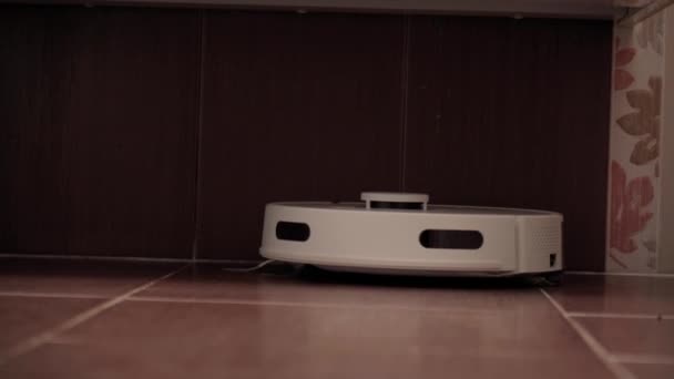 现代白色机器人吸尘器 深色瓷砖打扫浴室 有选择的重点 — 图库视频影像