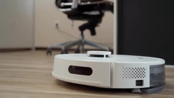 Fehér Robot Porszívó Automatikusan Kitakarítja Lakást Smart Home Szelektív Fókusz — Stock videók
