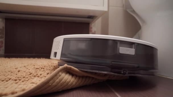 现代白色机器人吸尘器 打扫浴室 有选择的重点 — 图库视频影像