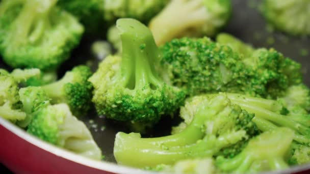 把西兰花放在一个煎锅里做特写 自制的健康蔬菜食品 — 图库视频影像