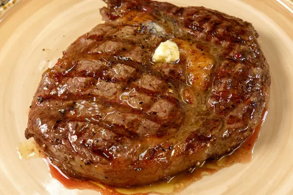 Talíř Čerstvým Grilovaným Masem Šťavnatými Steaky Zavřít Selektivní Zaměření — Stock fotografie