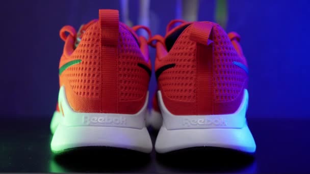 俄罗斯蒂门 2023年8月3日 红色Reebok牌纳米运动鞋 五彩斑斓的光 有选择的重点 — 图库视频影像