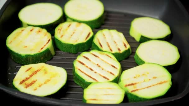 Zucchini素食 用新鲜蔬菜和芬芳的香料烹调西葫芦的主意 — 图库视频影像