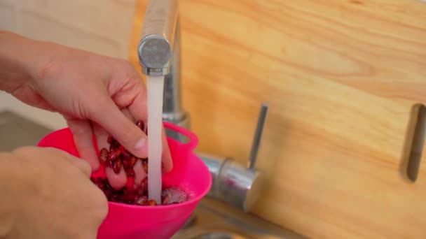 おいしい 豆から赤豆のペーストを作ります 選択的なフォーカス — ストック動画