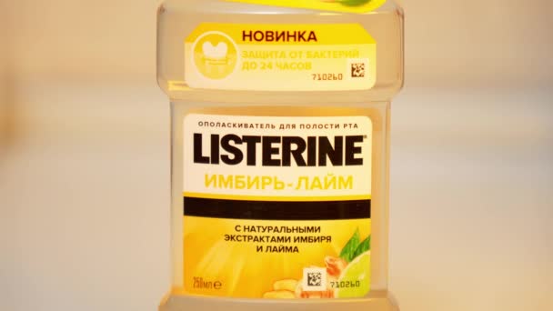 俄罗斯蒂门 2023年10月11日 李斯特林品牌标志 利斯特林漱口水容器 — 图库视频影像