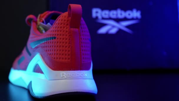 Tyumen Russia August 2023 Κόκκινο Sneakers Λογότυπο Reebok Reebok Είναι — Αρχείο Βίντεο