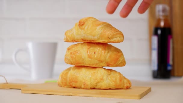 Muž Vezme Croissant Rukou Zblízka Stole Snídaně Selektivní Zaměření — Stock video