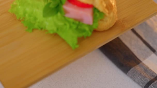 Croissant Sandwiches Mit Schinken Salat Und Käse Nahaufnahme Selektiver Fokus — Stockvideo