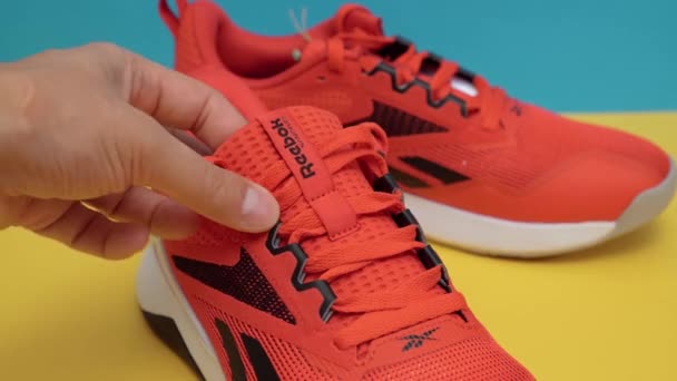 Tyumen Rusya Ağustos 2023 Kırmızı Reebok Ayakkabıları Logoyu Gösteren Spor — Stok video