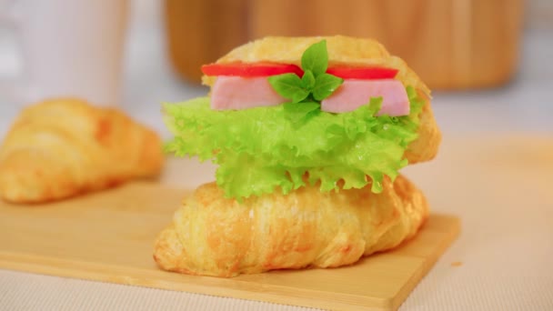Croissant Dengan Ricotta Ham Mint Dan Salad Close Sarapan Lezat — Stok Video